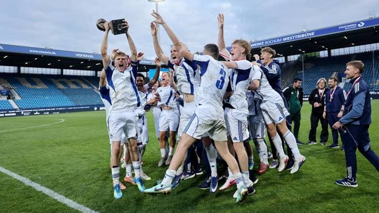 Finale U19-Westfalenpokal VfL Bochum - FC Schalke 04 ** NUR FÜR REDAKTIONELLE ZWECKE ** EDITORIAL USE ONLY **<p>Schalke feiert den 5:2 Sieg nach dem U19 Westfalenpokalfinale zwischen dem VfL Bochum und FC Schalke 04 am 20. Mai 2026 im Vonovia Ruhrstadion in Bochum. Deutschland Nordrhein-Westfalen Bochum Copyright: ChristofxKöpsel