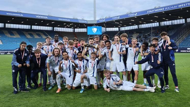 Finale U19-Westfalenpokal VfL Bochum - FC Schalke 04 ** NUR FÜR REDAKTIONELLE ZWECKE ** EDITORIAL USE ONLY **<p>Schalke feiert den 5:2 Sieg nach dem U19 Westfalenpokalfinale zwischen dem VfL Bochum und FC Schalke 04 am 20. Mai 2026 im Vonovia Ruhrstadion in Bochum. Deutschland Nordrhein-Westfalen Bochum Copyright: ChristofxKöpsel