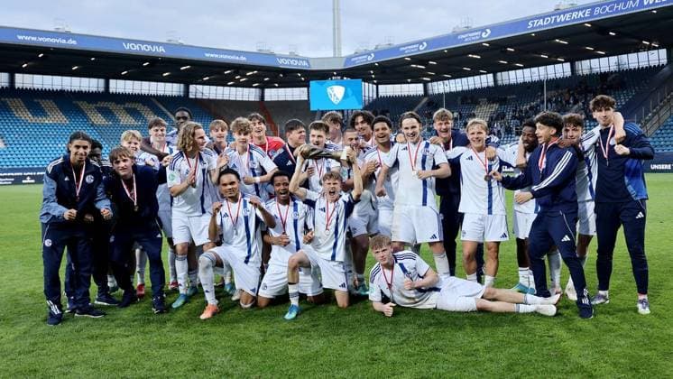 Finale U19-Westfalenpokal VfL Bochum - FC Schalke 04 ** NUR FÜR REDAKTIONELLE ZWECKE ** EDITORIAL USE ONLY **<p>Schalke feiert den 5:2 Sieg nach dem U19 Westfalenpokalfinale zwischen dem VfL Bochum und FC Schalke 04 am 20. Mai 2026 im Vonovia Ruhrstadion in Bochum. Deutschland Nordrhein-Westfalen Bochum Copyright: ChristofxKöpsel