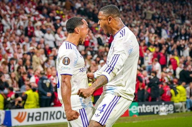 Türkei: Fussball UEFA Europa League 2025 - 2026, Finale in Istanbul - SC Freiburg vs Aston Villa - Tüpras Stadyumu (Istanbul): Tor und Torjubel zum 1:0 durch Youri Tielemans (Aston Villa, 8) Freude, Emotionen, Jubel, Geste, Gestik, Emotion, Mimik, Gesichtsausdruck, Emotion Ezri Konsa (Aston Villa, 4) Copyright: xJOERANxSTEINSIEKx