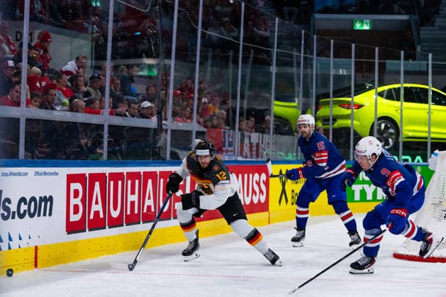 Eric Mik (Germany, 12) in the battle for the puck with Ryan Leonard (United States, 9), SWITZERLAND - MAY 20: XXX during the Preliminary Round - Group A Match 27 between United States and Germany at the IIHF Ice hockey, Eishockey World Championship, WM, Weltmeisterschaft 2026, Swiss Life Arena on May 20, 2026 in Zurich, Switzerland. Zurich Switzerland Copyright: xTimoxSteinx