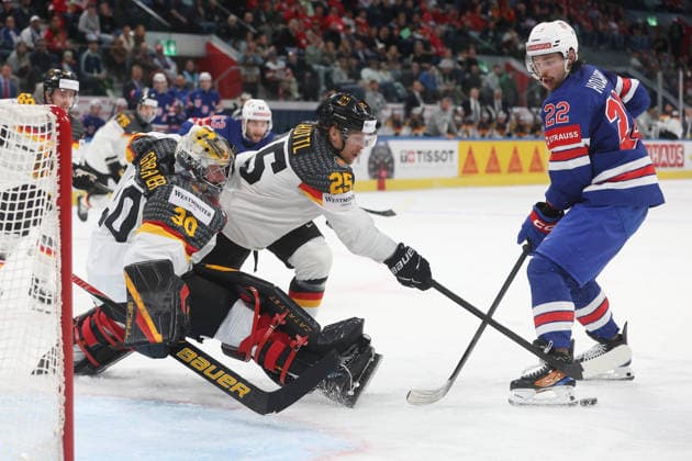 20.05.2026 Swiss Life Arena Zuerich , SCHWEIZ, Herren IIHF World Championship, WM, Weltmeisterschaft Zurich 2026 Gruppe A USA - Deutschland Torwart Philipp Grubauer und Leon Huttl (GER) verteidigen gegen Isaac Howard (USA)
