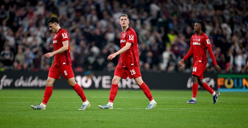 FUSSBALL EUROPA LEAGUE SAISON 2025 2026 Finale in Istanbul 20.05.2026 SC Freiburg - Aston Villa Enttaeuschung SC Freiburg, v. li., Maximilian Eggestein, Matthias Ginter , Johan Manzambi
