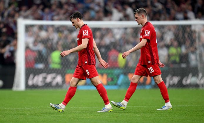 FUSSBALL EUROPA LEAGUE SAISON 2025 2026 Finale in Istanbul 20.05.2026 SC Freiburg - Aston Villa Enttaeuschung SC Freiburg, v. li., Maximilian Eggestein, Matthias Ginter