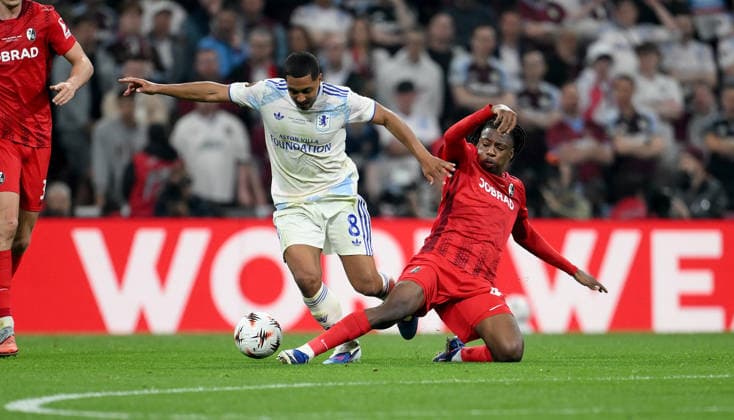 FUSSBALL EUROPA LEAGUE SAISON 2025 2026 Finale in Istanbul 20.05.2026 SC Freiburg - Aston Villa Youri Tielemans (li, Aston Villa) gegen Johan Manzambi (re, SC Freiburg)