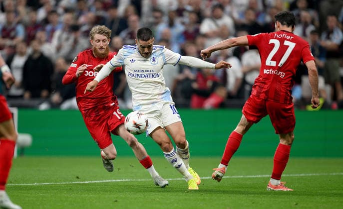 FUSSBALL EUROPA LEAGUE SAISON 2025 2026 Finale in Istanbul 20.05.2026 SC Freiburg - Aston Villa Niklas Beste (li, SC Freiburg) gegen Emiliano Buendia (mi, Aston Villa) gegen Nicolas Hoefler (re, SC Freiburg)