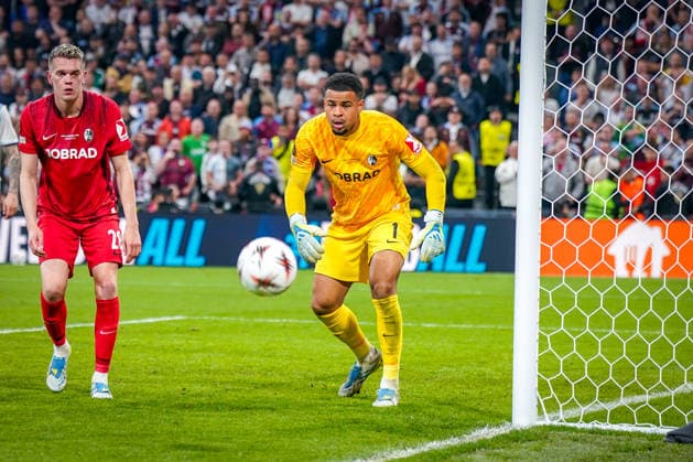 Türkei: Fussball UEFA Europa League 2025 - 2026, Finale in Istanbul - SC Freiburg vs Aston Villa - Tüpras Stadyumu (Istanbul): Noah Atubolu (SC Freiburg, 01) Matthias Ginter (SC Freiburg, 28) Mimik, Gesichtsausdruck, Emotion Copyright: xJOERANxSTEINSIEKx