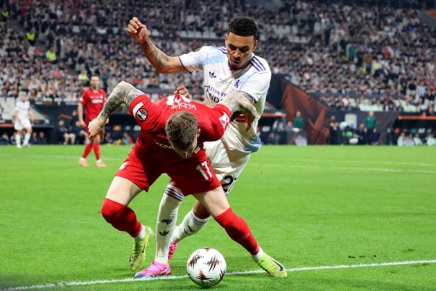 20.05.2026, xrekx, Fussball Europa League Finale 2026, SC Freiburg - Aston Villa v.l. Lukas Kuebler (SC Freiburg) Morgan Rogers (Aston Villa FC) Zweikampf, Aktion, action, battle for the ball (DFL DFB REGULATIONS PROHIBIT ANY USE OF PHOTOGRAPHS as IMAGE SEQUENCES and or QUASI-VIDEO) Istanbul