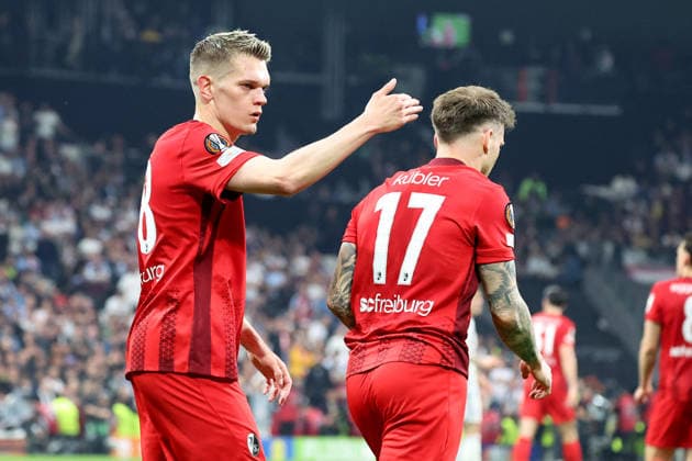 20.05.2026, xrekx, Fussball Europa League Finale 2026, SC Freiburg - Aston Villa v.l. Matthias Ginter (SC Freiburg) Lukas Kuebler (SC Freiburg) Enttäuscht, traurig, frustriert, ratlos, (DFL DFB REGULATIONS PROHIBIT ANY USE OF PHOTOGRAPHS as IMAGE SEQUENCES and or QUASI-VIDEO) Istanbul