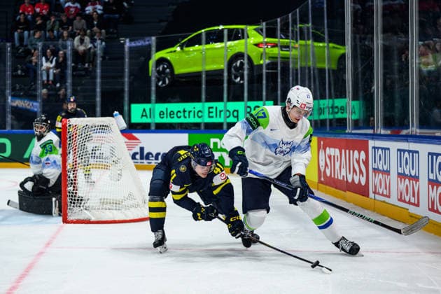 260520 Ivar Stenberg of Sweden and Jan Golicic of Slovenia during the 2026 IIHF Ice hockey, Eishockey World Championship, WM, Weltmeisterschaft between Sweden and Slovenia on May 20, 2026 in Fribourg. Photo: Jesper Zerman BILDBYRAN kod JZ JZ0722 ishockey ice hockey ishockey-vm 2026 vm 2026 iihf world championship sverige sweden slovenia bbeng bbauto Copyright: JESPERxZERMAN BB260520JZ107