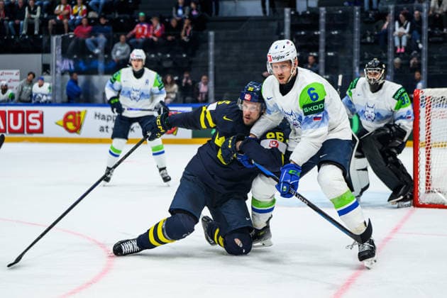 260520 Jacob De La Rose of Sweden and Miha Stebih of Slovenia during the 2026 IIHF Ice hockey, Eishockey World Championship, WM, Weltmeisterschaft between Sweden and Slovenia on May 20, 2026 in Fribourg. Photo: Jesper Zerman BILDBYRAN kod JZ JZ0722 ishockey ice hockey ishockey-vm 2026 vm 2026 iihf world championship sverige sweden slovenia bbeng bbauto Copyright: JESPERxZERMAN BB260520JZ108