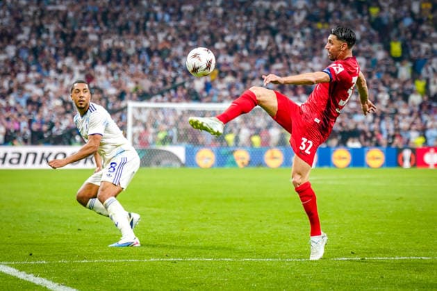 Türkei: Fussball UEFA Europa League 2025 - 2026, Finale in Istanbul - SC Freiburg vs Aston Villa - Tüpras Stadyumu (Istanbul): Vincenzo Grifo (SC Freiburg, 32) Youri Tielemans (Aston Villa, 8) Copyright: xJOERANxSTEINSIEKx