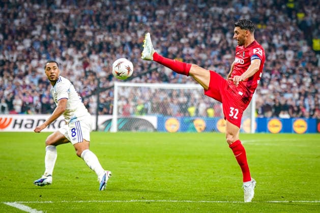 Türkei: Fussball UEFA Europa League 2025 - 2026, Finale in Istanbul - SC Freiburg vs Aston Villa - Tüpras Stadyumu (Istanbul): Vincenzo Grifo (SC Freiburg, 32) Youri Tielemans (Aston Villa, 8) Copyright: xJOERANxSTEINSIEKx