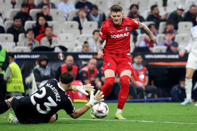 20.05.2026, xrekx, Fussball Europa League Finale 2026, SC Freiburg - Aston Villa v.l. Emiliano Martinez (Aston Villa FC) Lukas Kuebler (SC Freiburg) Zweikampf, Aktion, action, battle for the ball (DFL DFB REGULATIONS PROHIBIT ANY USE OF PHOTOGRAPHS as IMAGE SEQUENCES and or QUASI-VIDEO) Istanbul