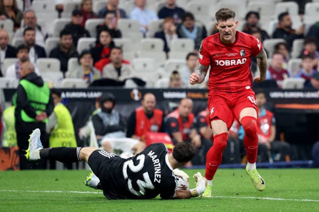 20.05.2026, xrekx, Fussball Europa League Finale 2026, SC Freiburg - Aston Villa v.l. Emiliano Martinez (Aston Villa FC) Lukas Kuebler (SC Freiburg) Zweikampf, Aktion, action, battle for the ball (DFL DFB REGULATIONS PROHIBIT ANY USE OF PHOTOGRAPHS as IMAGE SEQUENCES and or QUASI-VIDEO) Istanbul