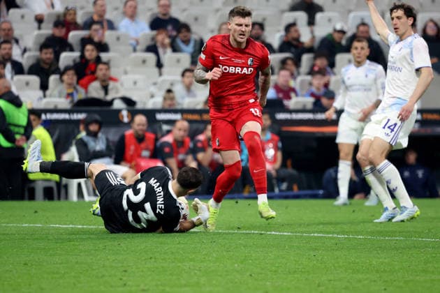 20.05.2026, xrekx, Fussball Europa League Finale 2026, SC Freiburg - Aston Villa v.l. Emiliano Martinez (Aston Villa FC) Lukas Kuebler (SC Freiburg) Zweikampf, Aktion, action, battle for the ball (DFL DFB REGULATIONS PROHIBIT ANY USE OF PHOTOGRAPHS as IMAGE SEQUENCES and or QUASI-VIDEO) Istanbul