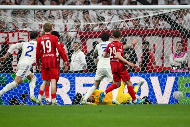 IPA84911362 - Youri Tielemans (Aston Villa F.C.) scores a goal during the UEFA Europe League 2026 final between S.C. Freiburg vs. Aston Villa F.C. on 20th May 2026 at the Tupras Stadium, Istanbul, Turkey  Copyright: xVincenzoxOrlando IPAxSportx xx 84911362