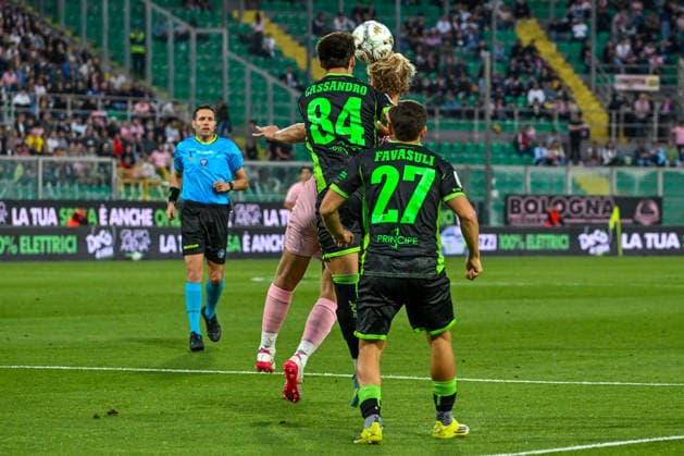 IPA84911342 - Federico Di Francesco (U.S. Catanzaro 1929) overhead kicks the ball during the Italian Serie BKT semi final match between Palermo F.C. vs U.S. Catanzaro 1929 20th May 2026 at the Renzo Barbera stadium in Palermo, Italy  Copyright: xVincenzoxOrlando IPAxSportx xx 84911342