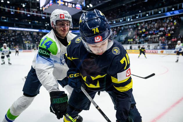 260520 Aljosa Crnovic of Slovenia and Rasmus Asplund of Sweden during the 2026 IIHF Ice hockey, Eishockey World Championship, WM, Weltmeisterschaft between Sweden and Slovenia on May 20, 2026 in Fribourg. Photo: Jesper Zerman BILDBYRAN kod JZ JZ0722 ishockey ice hockey ishockey-vm 2026 vm 2026 iihf world championship sverige sweden slovenia bbeng bbauto Copyright: JESPERxZERMAN BB260520JZ109