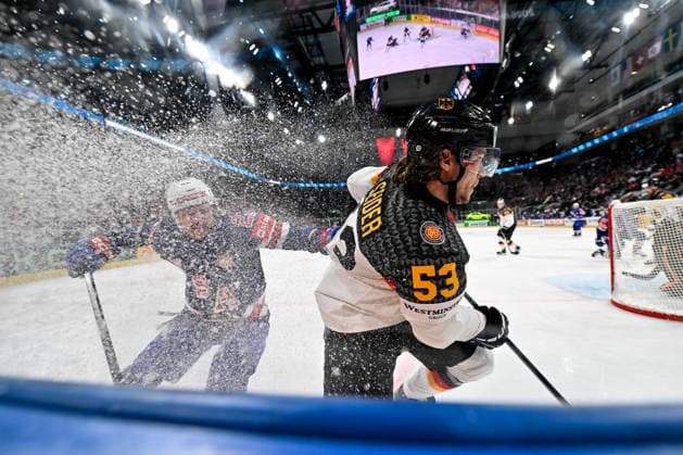 ZURICH, SWITZERLAND - MAY 20: Isaac Howard of United States against Moritz Seider of Germany during the 2026 IIHF Ice hockey, Eishockey World Championship, WM, Weltmeisterschaft Switzerland game between USA and Germany at Swiss Life Arena on May 20, 2026 in Zurich, Zurich. Zurich Swiss Life Arena Zurich Switzerland Copyright: xJustPictures.ch AndreaxBrancax jp-en-EuSpIm-JP7_ANB_USA_Ger_20052026_8054