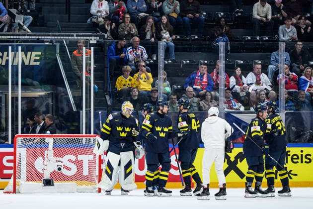260520 Goaltender Arvid Söderblom of Sweden celebrate with team mates after during the 2026 IIHF Ice hockey, Eishockey World Championship, WM, Weltmeisterschaft between Sweden and Slovenia on May 20, 2026 in Fribourg. Photo: Jesper Zerman BILDBYRAN kod JZ JZ0722 ishockey ice hockey ishockey-vm 2026 vm 2026 iihf world championship sverige sweden slovenia bbeng bbauto jubel Copyright: JESPERxZERMAN BB260520JZ110