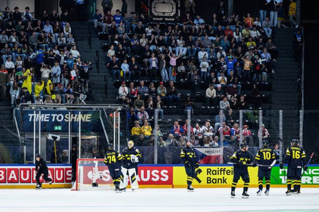 260520 Rasmus Asplund and goaltender Arvid Söderblom of Sweden celebrate after the 2026 IIHF Ice hockey, Eishockey World Championship, WM, Weltmeisterschaft between Sweden and Slovenia on May 20, 2026 in Fribourg. Photo: Jesper Zerman BILDBYRAN kod JZ JZ0722 ishockey ice hockey ishockey-vm 2026 vm 2026 iihf world championship sverige sweden slovenia bbeng bbauto jubel Copyright: JESPERxZERMAN BB260520JZ111