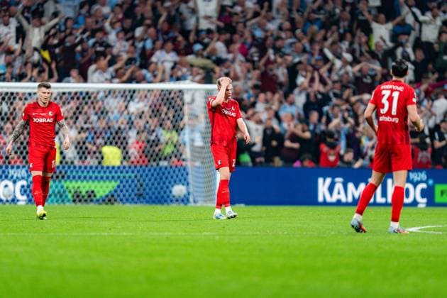20.05.2026, SC Freiburg vs. Aston Villa, UEFA Europa League Finale, Final Matchday Tor zum 0:3 durch Morgan Rogers (Aston Villa) hier Matthias Ginter (SC Freiburg, 28) Lukas Kübler (SC Freiburg, 17) Igor Matanovic (SC Freiburg) Copyright: xBahhoxKarax