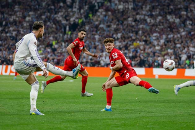 Matty Cash (Aston Villa, 02) und Philipp Treu (SC Freiburg, 29) , Türkei, Fussball, UEFA Europa League, Finale, 2025 2026, SC Freiburg vs. Aston Villa, 20.05.2026, Istanbul Besiktas Park Türkei Copyright: xGrantxHubbsx