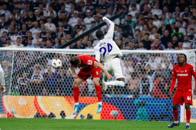 Lucas Höler, Holer (SC Freiburg, 09) und Amadou Onana (Aston Villa, 24) beim Kopfballduell , Türkei, Fussball, UEFA Europa League, Finale, 2025 2026, SC Freiburg vs. Aston Villa, 20.05.2026, Istanbul Besiktas Park Türkei Copyright: xGrantxHubbsx