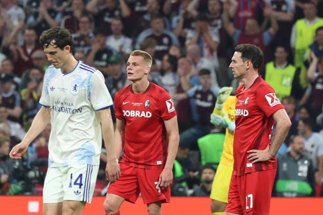 20.05.2026, xrekx, Fussball Europa League Finale 2026, SC Freiburg - Aston Villa v.l. Pau Torres (Aston Villa FC) Philipp Lienhart zautz (SC Freiburg) Nicolas Hoefler (SC Freiburg) Enttäuscht, traurig, frustriert, ratlos, (DFL DFB REGULATIONS PROHIBIT ANY USE OF PHOTOGRAPHS as IMAGE SEQUENCES and or QUASI-VIDEO) Istanbul