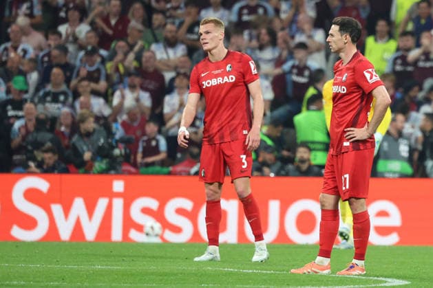 20.05.2026, xrekx, Fussball Europa League Finale 2026, SC Freiburg - Aston Villa v.l. Philipp Lienhart zautz (SC Freiburg) Nicolas Hoefler (SC Freiburg) Enttäuscht, traurig, frustriert, ratlos, (DFL DFB REGULATIONS PROHIBIT ANY USE OF PHOTOGRAPHS as IMAGE SEQUENCES and or QUASI-VIDEO) Istanbul