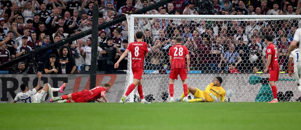 FUSSBALL EUROPA LEAGUE SAISON 2025 2026 Finale in Istanbul 20.05.2026 SC Freiburg - Aston Villa Tor zum 0 - 3 , v. li., Morgan Rogers (Aston Villa) gegen Philipp Lienhart (SC Freiburg). Maximilian Eggestein (SC Freiburg) Matthias Ginter (SC Freiburg) Torwart Noah Atubolu (SC Freiburg)