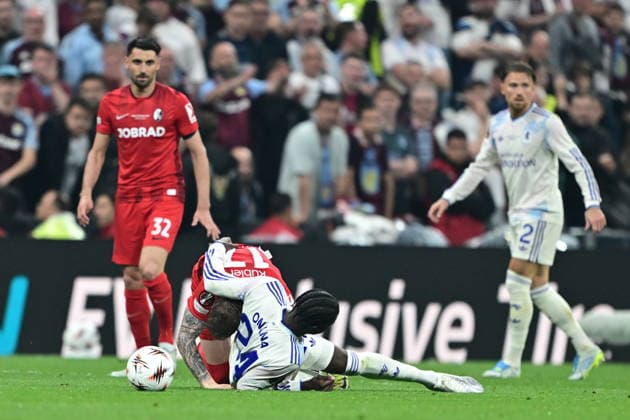 Freiburg v Aston Villa - UEFA Europa League final ISTANBUL, TURKIYE - MAY 20: Lukas Kubler (17) of Freiburg in action against Amadou Onana (24) of Aston Villa during the UEFA Europa League final match between Freiburg and Aston Villa at Besiktas Park in Istanbul, Turkiye, on May 20, 2026. Serhat Cagdas Anadolu Istanbul Turkey. Editorial use only. Please get in touch for any other usage.  Copyright: x2026xAnadoluxSerhatxCagdasx