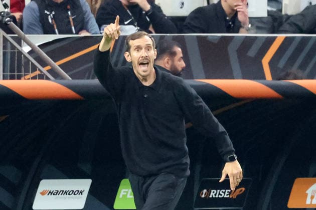 20.05.2026, xrekx, Fussball Europa League Finale 2026, SC Freiburg - Aston Villa v.l. Trainer Julian Schuster (SC Freiburg) gibt Anweisungen, gestikuliert, mit den Armen gestikulieren gives instructions, gesticulate (DFL DFB REGULATIONS PROHIBIT ANY USE OF PHOTOGRAPHS as IMAGE SEQUENCES and or QUASI-VIDEO) Istanbul