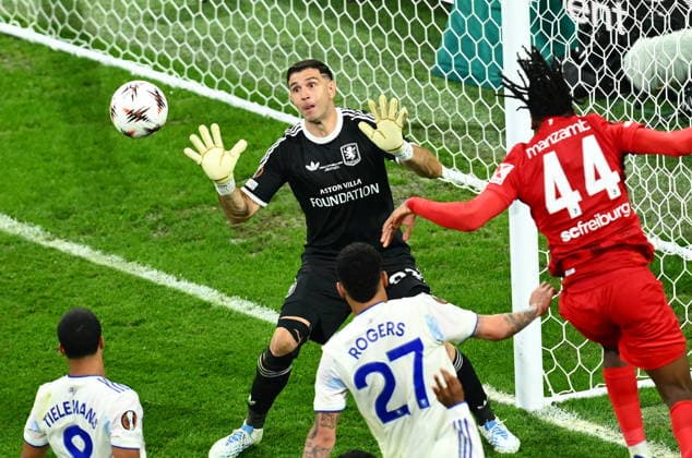Freiburg v Aston Villa - UEFA Europa League final ISTANBUL, TURKIYE - MAY 20: Aston Villa goalkeeper Emiliano Martinez challenges Freiburg players during the UEFA Europa League final match between Freiburg and Aston Villa at Tupras Stadium in Istanbul, Turkiye, on May 20, 2026. Arif Hudaverdi Yaman Anadolu Istanbul Turkey. Editorial use only. Please get in touch for any other usage.  Copyright: x2026xAnadoluxArifxHudaverdixYamanx