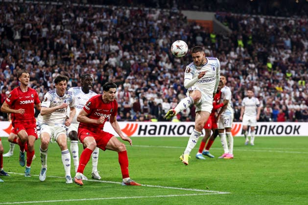 Freiburg v Aston Villa, Europa League Final Aston Villa midfielder Emi Buendia (10) heads at goal during the SC Freiburg v Aston Villa UEFA Europa League FINAL match at the TüpraÅü Stadium, Istanbul, Turkey on 20 May 2026, Credit: Ian Stephen Every Second Media Editorial use only. All images are copyright Every Second Media Limited. No images may be reproduced without prior permission. Copyright: xIMAGO EveryxSecondxMediax ESM-2004-0068 IanxStephenx xEveryxSecondxMediax