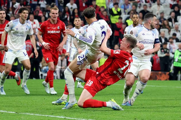 20.05.2026, xrekx, Fussball Europa League Finale 2026, SC Freiburg - Aston Villa v.l. Matty Cash (Aston Villa FC) Matthias Ginter (SC Freiburg) Zweikampf, Aktion, action, battle for the ball (DFL DFB REGULATIONS PROHIBIT ANY USE OF PHOTOGRAPHS as IMAGE SEQUENCES and or QUASI-VIDEO) Istanbul