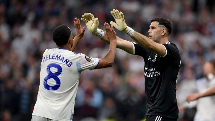 FUSSBALL EUROPA LEAGUE SAISON 2025 2026 Finale in Istanbul 20.05.2026 SC Freiburg - Aston Villa Youri Tielemans (li, Aston Villa) mit Torwart Emiliano Martinez (re, Aston Villa)