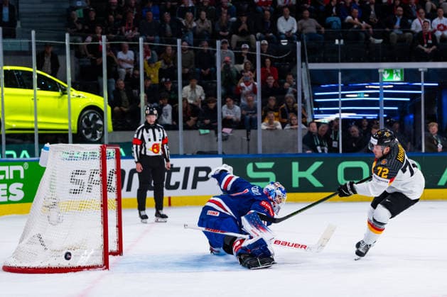 ZURICH, SWITZERLAND - MAY 20: Dominik Kahun (Germany, 72) missing the goal of Devin Cooley (United States, 1) during the Preliminary Round - Group A Match 27 between United States and Germany at the IIHF Ice hockey, Eishockey World Championship, WM, Weltmeisterschaft 2026, Swiss Life Arena on May 20, 2026 in Zurich, Switzerland. Zurich Switzerland Copyright: xTimoxSteinx