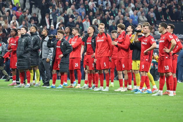 20.05.2026, xrekx, Fussball Europa League Finale 2026, SC Freiburg - Aston Villa v.l. Spieler von Freiburg Enttäuscht, traurig, frustriert, ratlos, (DFL DFB REGULATIONS PROHIBIT ANY USE OF PHOTOGRAPHS as IMAGE SEQUENCES and or QUASI-VIDEO) Istanbul