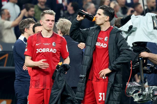 20.05.2026, xrekx, Fussball Europa League Finale 2026, SC Freiburg - Aston Villa v.l. Matthias Ginter (SC Freiburg) Igor Matanovic (SC Freiburg) Enttäuscht, traurig, frustriert, ratlos, (DFL DFB REGULATIONS PROHIBIT ANY USE OF PHOTOGRAPHS as IMAGE SEQUENCES and or QUASI-VIDEO) Istanbul