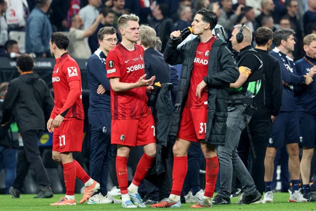 20.05.2026, xrekx, Fussball Europa League Finale 2026, SC Freiburg - Aston Villa v.l. Matthias Ginter (SC Freiburg) Igor Matanovic (SC Freiburg) Enttäuscht, traurig, frustriert, ratlos, (DFL DFB REGULATIONS PROHIBIT ANY USE OF PHOTOGRAPHS as IMAGE SEQUENCES and or QUASI-VIDEO) Istanbul