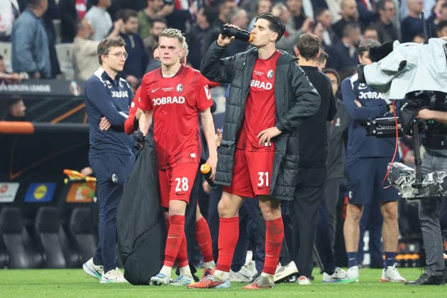 20.05.2026, xrekx, Fussball Europa League Finale 2026, SC Freiburg - Aston Villa v.l. Matthias Ginter (SC Freiburg) Igor Matanovic (SC Freiburg) Enttäuscht, traurig, frustriert, ratlos, (DFL DFB REGULATIONS PROHIBIT ANY USE OF PHOTOGRAPHS as IMAGE SEQUENCES and or QUASI-VIDEO) Istanbul