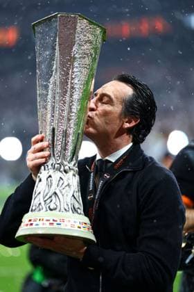 Aston Villa manager Unai Emery kisses the UEFA Europa League trophy SC Freiburg v Aston Villa, UEFA Europa League, Final, Football, Besiktas Park, Istanbul, Turkiye - 20 May 2026Istanbul Besiktas Park United Kingdom EDITORIAL USE ONLY No use with unauthorised audio, video, data, fixture lists, club league logos or live services. Online in-match use limited to 120 images, no video emulation. No use in betting, games or single club league player publications.  Copyright: xJamesxMarsh Shutterstockx 16883157fk