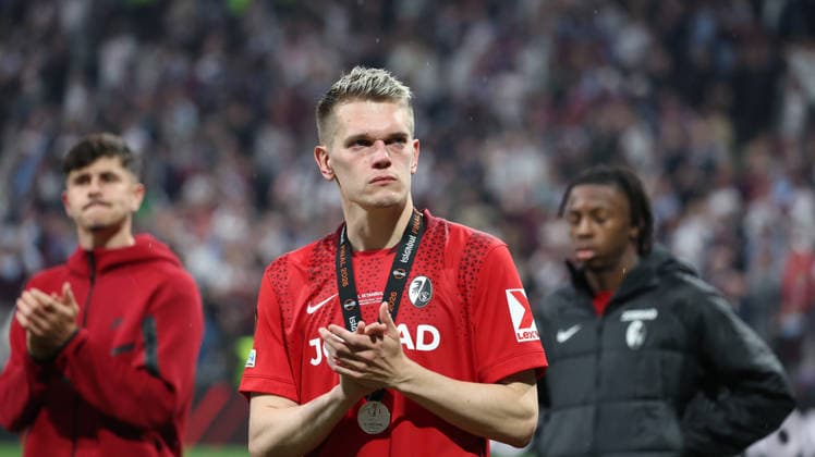 20.05.2026, xrekx, Fussball Europa League Finale 2026, SC Freiburg - Aston Villa v.l. Matthias Ginter (SC Freiburg) enttaeuscht, enttäuscht, schaut enttaeuscht, niedergeschlagen, disappointed bedankt bedanken sich bei den Fans, the player thanks the fans for their support (DFL DFB REGULATIONS PROHIBIT ANY USE OF PHOTOGRAPHS as IMAGE SEQUENCES and or QUASI-VIDEO) Istanbul *** 20 05 2026, xrekx, Football Europa League Final 2026, SC Freiburg Aston Villa v l Matthias Ginter SC Freiburg enttaeuscht, enttäuscht, schaut enttaeuscht, niedergeschlagen, disappointed bedanken dank sich an den Fans, the player thanks the fans for their support DFL DFB REGULATIONS PROHIBIT ANY USE OF PHOTOGRAPHS as IMAGE SEQUENCES and or QUASI VIDEO Istanbul