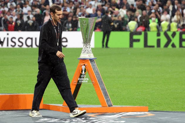 20.05.2026, xrekx, Fussball Europa League Finale 2026, SC Freiburg - Aston Villa v.l. Trainer Julian Schuster (SC Freiburg) geht Enttäuscht, traurig, frustriert, ratlos, an dem Pokal vorbei (DFL DFB REGULATIONS PROHIBIT ANY USE OF PHOTOGRAPHS as IMAGE SEQUENCES and or QUASI-VIDEO) Istanbul