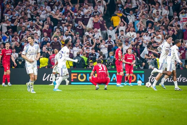 Türkei: Fussball UEFA Europa League 2025 - 2026, Finale in Istanbul - SC Freiburg vs Aston Villa - Tüpras Stadyumu (Istanbul): Aston Villa feiert, Freiburg niedergeschlagen Igor Matanovic (SC Freiburg, 31) Copyright: xJOERANxSTEINSIEKx