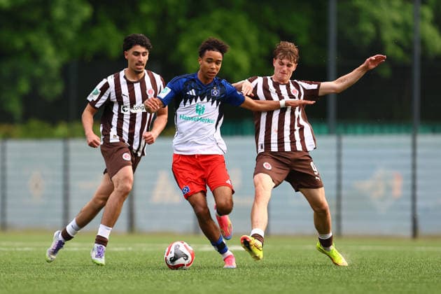 21 Arnaud Astel Riedel (Hamburger SV U19), 9 Noah Palapies (FC St. Pauli U19) Fußball I Junioren I Lotto-Pokal I Saison 2025-2026 I Halbfinale I Hamburger SV U19 - FC St. Pauli U19 I 20.05.2026 I Alexander-Otto-Akademie