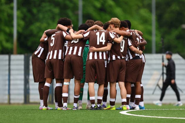Teamkreis der (FC St. Pauli U19 vor dem Anpfiff. Fußball I Junioren I Lotto-Pokal I Saison 2025-2026 I Halbfinale I Hamburger SV U19 - FC St. Pauli U19 I 20.05.2026 I Alexander-Otto-Akademie