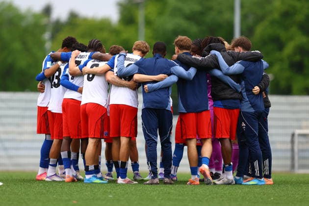 Teamkreis der Hamburger SV U19 vor dem Anpfiff. Fußball I Junioren I Lotto-Pokal I Saison 2025-2026 I Halbfinale I Hamburger SV U19 - FC St. Pauli U19 I 20.05.2026 I Alexander-Otto-Akademie